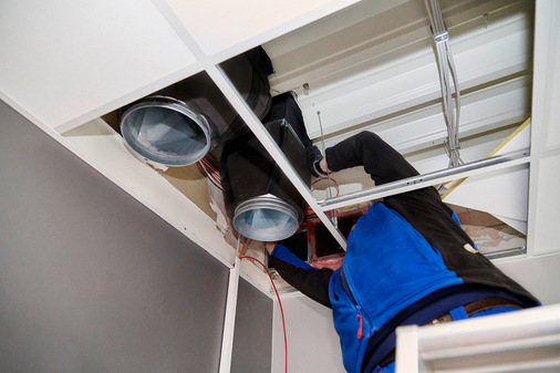  Die Außenkamine wurden innerhalb des Dachaufbaus an gedämmte Übergangsstücke angeschlossen, um den Übergang von quadratischer auf runde Rohrführung herzustellen.