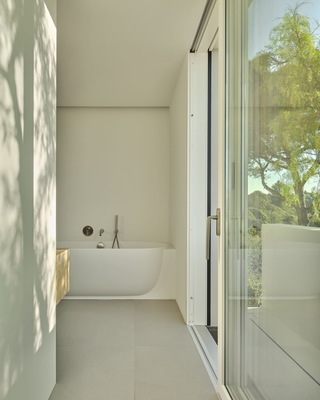  Die Luv-Eckwanne in der Größe 1850 x 950 mm begeistert mit ihrer sanften, weichen Haptik.