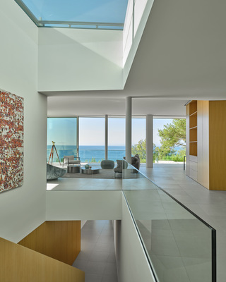  Casa Dos Mores zeichnet sich durch raumhohe Fenster aus, die bis auf eine Wand das gesamte Haus umschließen.