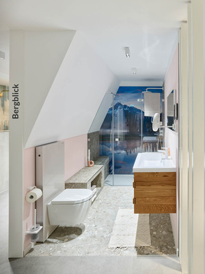  Wo früher rund 70 Kojen waren, gibt es nun eine übersichtliche Gestaltung, offene und einladende Räumlichkeiten und pfiffige Titel wie „Bergblick“. 