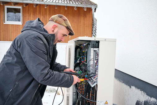  Der 33-Jährige Özdemir ist als Heizungsbaumeister mittendrin statt nur dabei in der Wärmewende.