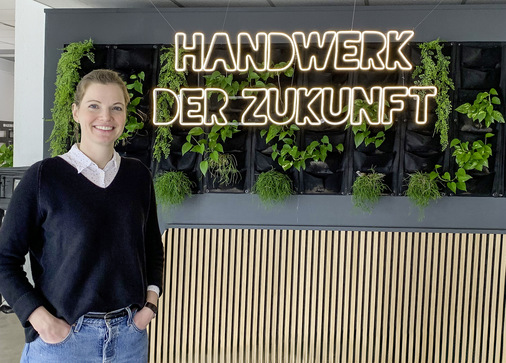 Viktoria Krastel und ihr SHK-Betrieb (www.krastel.de) wollen am und im Handwerk der Zukunft mitarbeiten. Darauf macht ein leuchtender Schriftzug gleich im Eingangsbereich aufmerksam. - © Bild: SBZ / B. Geßler
