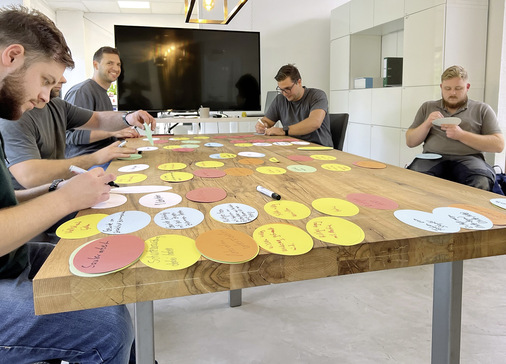  In einer regelmäßigen Mittwochsrunde werden strategische Themen diskutiert und gemeinsam Entscheidungen getroffen. In einem Workshop mit agilen Methoden wurde zum Beispiel das Ausbildungskonzept strukturiert.