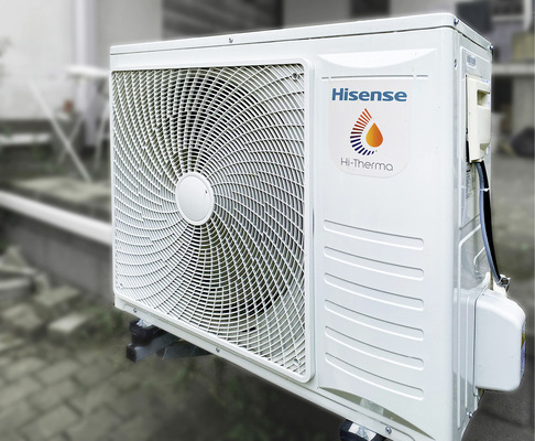 Das bivalent-alternative Heizsystem kombiniert die bestehende Gasheizung mit einer Hisense Hi-Therma Luft/Wasser-Wärmepumpe zum Erwärmen des Heizwassers und des Brauchwassers.