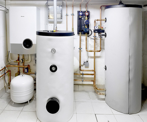 Inneneinheit, Trinkwasser- und Pufferspeicher, Ausdehnungsgefäße und die dazugehörige Mischergruppe wurden nach VDI 4645 ausgelegt.