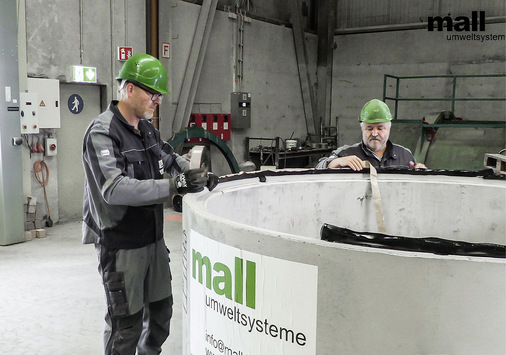  Fertigteilbehälter aus Beton werden im Herstellerwerk so weit wie möglich für den ­direkten Transport zur Baustelle vorbereitet. Für Rohrverbindungen sind Öffnungen mit Dichtungsmanschetten im ­Behälter vorhanden.