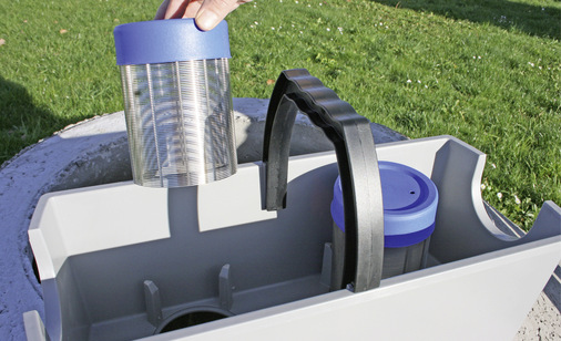  ﻿Die Spaltsiebfilter im Bild halten Partikel größer als ca. 0,8 mm (laut DIN genügt 1,0 mm) vom gespeicherten Wasser­vorrat fern. Sie sollten mehrmals jährlich gereinigt werden. Seifenlauge und eine feine Bürste eignen sich dafür am besten.