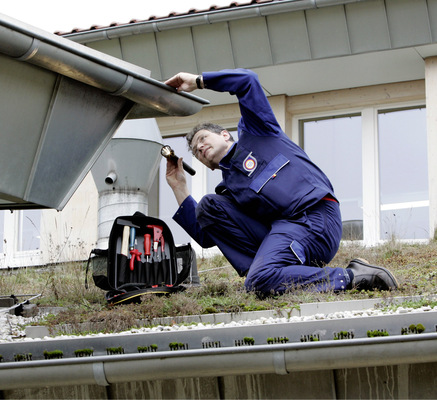  Einmal jährlich müssen alle Teile einer Anlage zur Regenwassernutzung inspiziert werden. Die Arbeitszeitkosten auf der Handwerkerrechnung werden in der Regel als haushaltsnahe Dienstleistung vom Finanzamt anerkannt. Dazu sollte man die ­Kunden informieren.