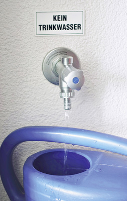 ﻿Frei zugängliche Entnahmestellen benötigen Hinweisschilder. Auch sichtbare Regenwasser-Verteilleitungen gilt es, dauerhaft und farblich anders als Trinkwasserleitungen zu kennzeichnen.