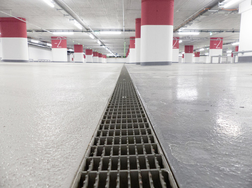 Parkdeckrinnen mit Drainagespalt entwässern die obere Dichtebene. Ein Anschlussflansch sorgt für eine maximale Verkrallung mit dem Bodenbelag. Somit kann sich im Bodenaufbau keine Stau- oder Sickernässe bilden.
