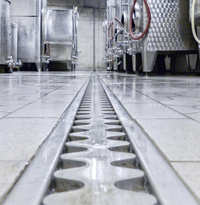 Für die Lebensmittelindustrie sollten Rinnen und Bodenabläufe inkl. Abdeckung ­totraumfrei und mit Rinnengefälle konstruiert sein. Je nach Lebensmittelbetrieb gibt es zusätzlich Vorschriften zur Edelstahl-Werkstoffgüte oder Belastungsklasse.