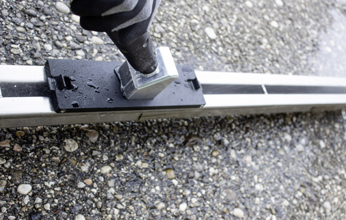 Für eine komfortable Reinigung von Schlitzrinnen gibt es spezielle Reinigungsdüsen, die an die Lanze des Hochdruckreinigers angeschlossen werden.