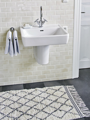  Schwarze Rautenlinien auf Wollweiß sind ein vielseitig einsetzbares Muster für marokkanische Berberteppiche, die es sogar in kleinen Größen als Badezimmermatten gibt.