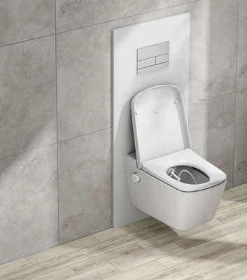 Mit der Nachrüstplatte lassen sich herkömmliche Standard-WCs ohne Stromanschluss und mit wenigen Arbeitsschritten in Dusch-WCs mit Kaltwasser­anschluss umwandeln. - © Bild: Tece
