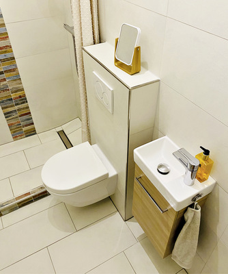Das Handwaschbecken ­wurde neben dem WC-Element platziert und die zuvor durch­gehende Vorwand­installation aufgebrochen, um Platz zu schaffen. - © Bild: Schulz
