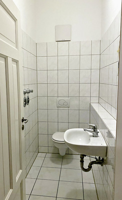 Vorher: Das Bad vor dem Umbau ist ­allenfalls als „kühl“ zu ­bezeichnen gewesen. - © Bild: Schulz

