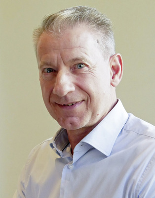  Eine kommunale Wärmeplanung wird mit einem Anschluss- und Benutzungszwang verbunden sein. Dann ist beispielsweise auch eine Initiative zur Selbstversorgung durch eine PV-Anlage nicht möglich – das wird manchem Bürger nicht klar sein. – Udo Wirges (ZVSHK)