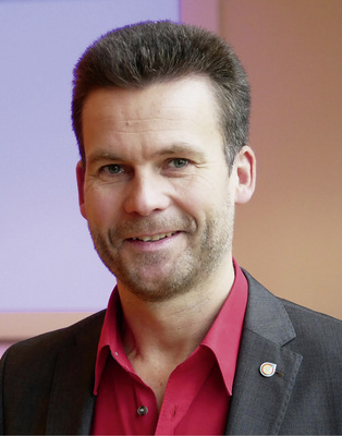  In Hessen hat der Fachverband SHK mit FEHR, dem Landesverband der Elektriker, nach zwei Jahren Vorbereitung im November eine Kooperationsvereinbarung geschlossen, damit Innungen und Fachbetriebe davon profitieren können. – Thorsten Jakob (stellvertretender Bufa-Leiter)