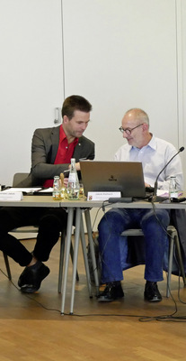 Auch Sitzungspausen wurden zum Fachsimpeln genutzt (v. l.): Thorsten Jakob, Jakob Köllisch, Jörg Schütz, Andreas Braun und Andreas Adler. - © Bild: Thomas Dietrich
