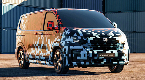 Starke bauliche Ähnlichkeit mit dem Custom: Der neue VW-Transporter war Anfang Februar zwar bestellbar, doch zu sehen war ­lediglich eine Tarnung. - © Bild: Volkswagen Nutzfahrzeuge
