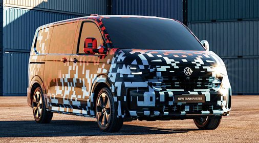 Starke bauliche Ähnlichkeit mit dem Custom: Der neue VW-Transporter war Anfang Februar zwar bestellbar, doch zu sehen war ­lediglich eine Tarnung.