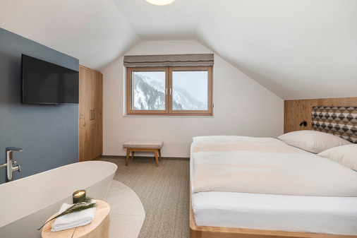  Penthouse mit freistehender Badewanne der Kollektion Theano.
