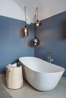  Theano-Badewanne mit Antao-Armatur.