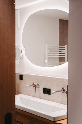  Der Antao-Lichtspiegel ist via Touch-Sensor oder optional mit smarter Zigbee-Steuerung bedienbar.