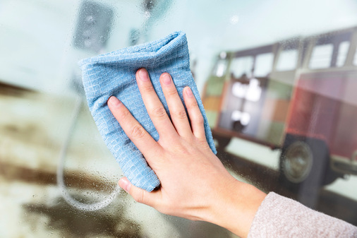  Eventuell zurückbleibende Wasserrückstände auf dem Duschkabinenglas können dank der optionalen Glasversiegelung TwinSeal ganz einfach mit einem Mikrofasertuch entfernt werden, das spart Reinigungsmittel und tut der Umwelt gut.