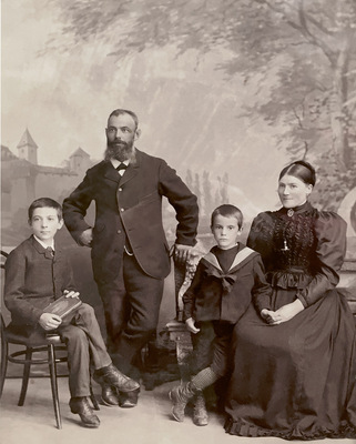 Foto der Gründerfamilie: Albert Gebert mit seiner Frau Josefina und den beiden Söhnen Albert Emil (links) und Leo, kurz nach 1892. - © Geberit
