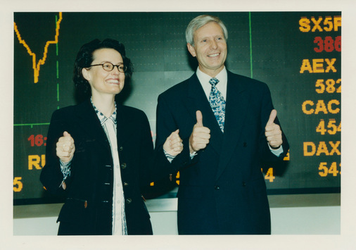 Der Börsengang war der Startschuss für den weiteren Erfolg des Unternehmens. Geberit CEO Günter Kelm zusammen mit Antoinette Hunziker-Ebneter, Präsidentin der Schweizer Börse, beim Börsengang in Zürich am 22. Juni 1999. - © Geberit
