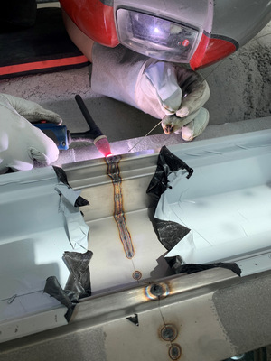 Die fachgerechte – sprich vollständig kapillardichte, hohlraum- und schwundfrei vergossene – Einbringung der Rinnenteilstücke erfolgte durch den ACO-Service.