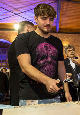  Einfach machen: Beim Nagelwettbewerb stellen die Teilnehmer ihre Durchschlagskraft unter Beweis. 