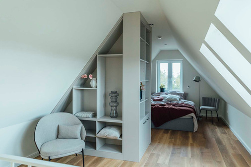  An den Außenwänden sowie in den Dachschrägen angebrachter Dämmstoff garantiert eine effiziente Wärmedämmung unter der Sohlplatte der oberen Wohnung, sodass das Haus die Energieeffizienzklasse A+ erreicht.