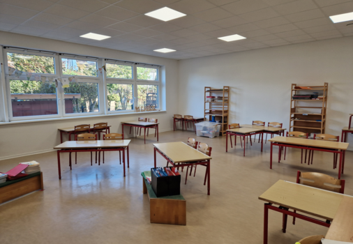  Viele lernende Schüler produzieren auch viel CO2 . NV Advance überwacht zu jeder Zeit den CO2 -Gehalt in der Raumluft sowie die Temperaturen im Innen- und Außenbereich. Durch eine kontrollierte Frischluftzufuhr wird so das Raumklima optimiert.