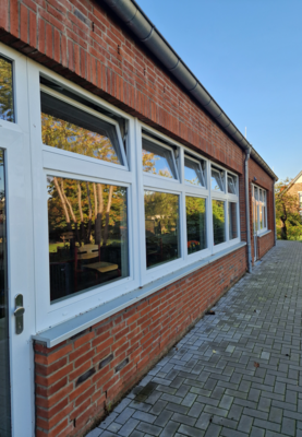  Die Systeme zur natürlichen Lüftung fügen sich unauffällig in das Design des Gebäudes ein, ohne dass durch große Lüftungskanäle das Gesamtbild gestört wird. 