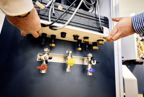  3 Die Anschlussgeometrie der Altanlage passt zu Kit 65. Die hydraulischen Anschlüsse am Absperrset benötigen lediglich neue Dichtungen. HK-Vorlauf und HK-Rücklauf des Kit 65 können direkt mit den vorhandenen Anschlüssen verbunden werden, wobei die Pumpe links oder rechts befestigt werden kann.