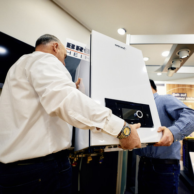  4 An der zuvor für den alten Gas-Brennwertwandkessel genutzten Stelle kann das Kit 65 aufgehängt und darauf das neue Gas-Brennwertgerät angebracht werden. Das Einhängen des Kessels in den Halterungsschienen am Kit 65 ist der einzige Arbeitsschritt, der von zwei Personen vorgenommen werden sollte. Gegebenenfalls ist das Abgassystem neu zu installieren, wobei der Abgasanschluss des Gas-Brennwertkessels um 175 mm nach vorne versetzt werden muss. Der Einbau des Hybrid-Vorrüstsets ist hiermit abgeschlossen und die Anlage ist bereit für die Montage des neuen Gas-Brennwertkessels.