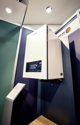  7 Das Kit 65 und das neue Gas-Brennwertgerät sind jetzt fertig installiert. Alle Funktionen von Gas-Brennwertkessel und Wärmepumpe werden über die Bedieneinheit am Kessel gesteuert. Die Hybridregelung lässt sich auch nach vollständiger Kesselmontage zu Installations- und Wartungsarbeiten von oben oder von der Seite aus dem Gehäuse entfernen. Die Außeneinheit der Wärmepumpe kann zu einem beliebigen Zeitpunkt nachgerüstet werden, indem sie mit den Vorlauf- und Rücklaufanschlüssen am Kit 65 montiert und per Bus-Leitung mit der Anschlussleiterplatte verbunden wird. Darüber hinaus besteht die Möglichkeit, über das Kit 65 einen zweiten Heizkreis in die Hybridanlage einzubinden. Auch verschiedene Ausführungen der Trinkwarmwasserspeicher sind zur Kombination geeignet.www.broetje.de/de/produkte/kit-65