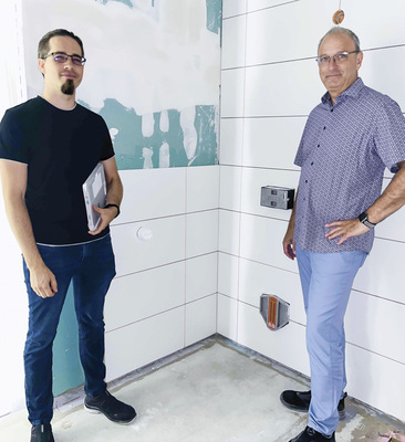  Arne Mende (J-TGA Planungsgesellschaft, links): „Wir haben uns für das TECEflushpoint ent­schieden, da es unabhängig platzierbar ist und keine Hilfsenergie im Betrieb benötigt.“ Dieter Süß (SHK-Betrieb Wienströer): „Der Einbau ging problemlos. Der Aktuator wird nur auf das Ablaufventil geklickt und fertig. Weitere Umbauten im Spülkasten sind nicht erforderlich.“