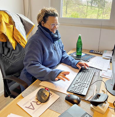 Sandra Kappe im Büro bzw. im Backoffice, wie es heutzutage auch heißt.
