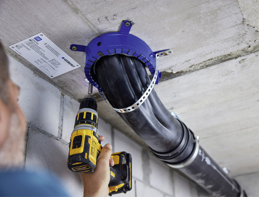  H Die aufgesetzte Installation des Rohrschotts in U-Form ermöglicht einen minimalen Deckenabstand ohne ­erhöhten Installationsaufwand. Diese Option kann auch nachträglich eingebaut werden.