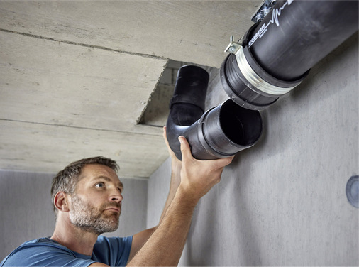  I Die neuen Formstücke stehen in den ­Dimensionen DN 100 und DN 90 zur Verfügung. Der Bogen ist mit zwei Steckenden ausgestattet und kann daher gegenläufig gesteckt werden.