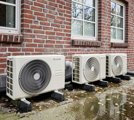  Die Klimatisierung des kernsanierten Wohnhauses erfolgt über „Sysplit Wall“-Geräte, ebenfalls von Systemair; hier die Außengeräte des Split-Systems.