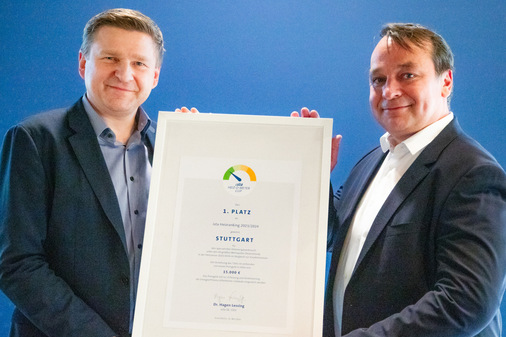  ista CEO Hagen Lessing (li.) mit Andreas Neft, Amtsleiter des Amtes für Umweltschutz Stuttgart, bei der Überreichung der Siegerurkunde des ista Städterankings.