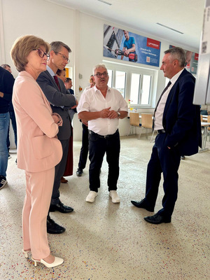  Josef Bock erklärt das Konzept des Wärmezentrums.