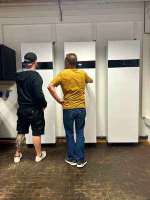  Hauseigene Wärmepumpenkaskade im Wärmepumpenzentrum.