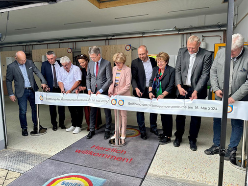  Feierliche Eröffnung des Wärmepumpenzentrums. Josef Bock (3. v.l.) und Stefan Köppe (7. v.l.) leiten die Geschäftsstelle.