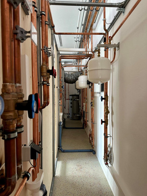  Unterricht findet auch hinter der Zwischenwand des Schulungsraums statt.