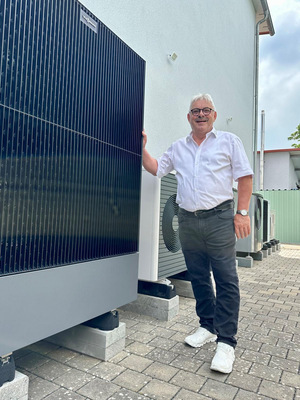  Josef Bock präsentiert die Außeneinheit einer Wärmepumpe.